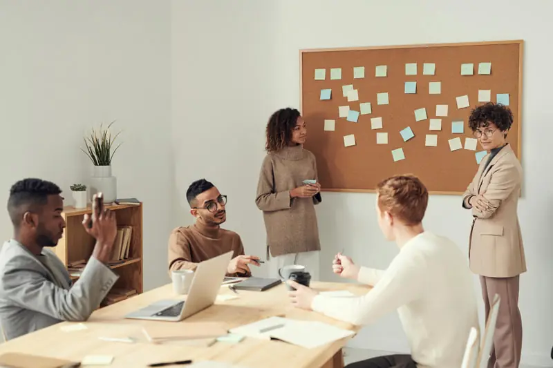 Ambiente di lavoro dinamico, giovane, contemporaneo e inclusivo con lavoratori affiatati | Qipo