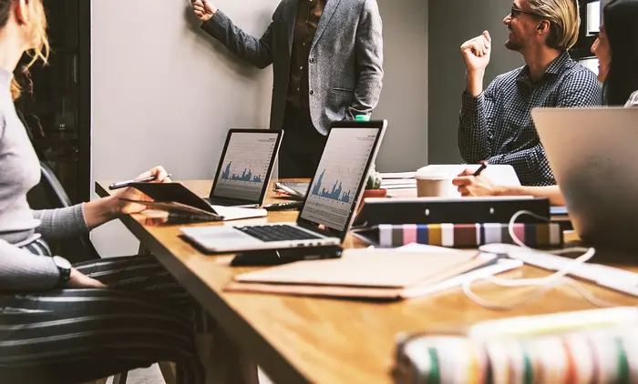 Immagine evocativa di lavoro da remoto di un team | Qipo