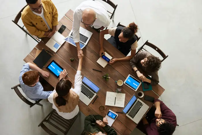 Un team a lavoro visto dall'alto | Qipo